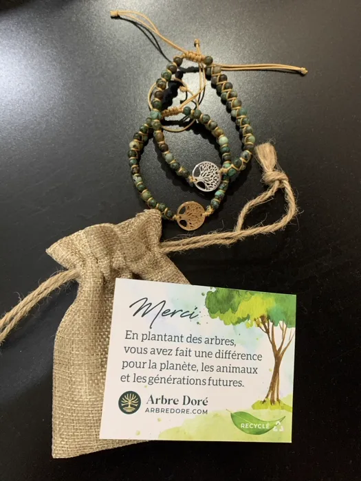 Deux bracelets avec leur pochette et carte de remerciement