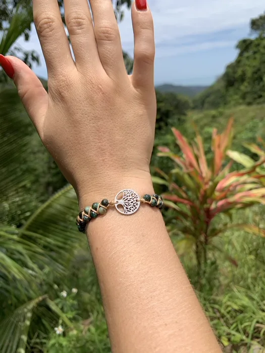 Bracelet porté en randonnée dans une vallée tropicale