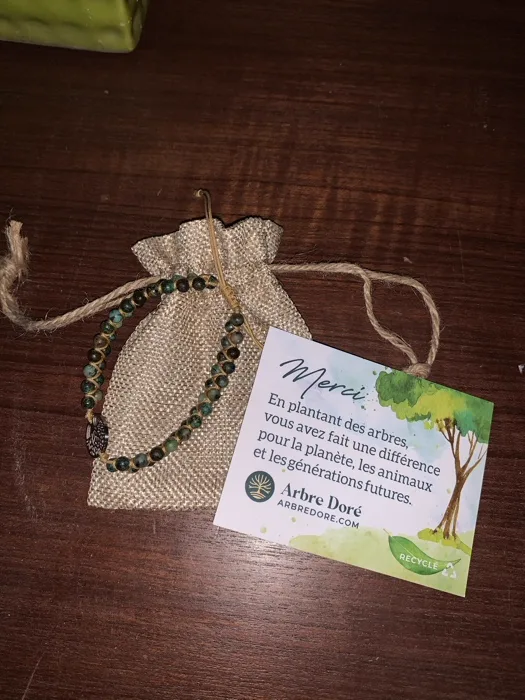 Bracelet reçu avec sa pochette et sa carte de remerciement