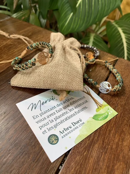 Bracelets et pochette en jute sur une table en bois
